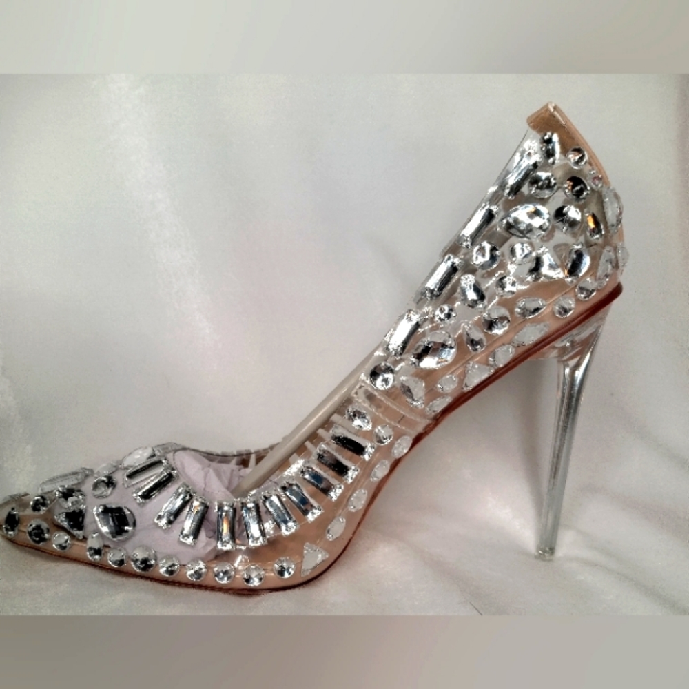 Azalea Wang Bonnie high heels size 8.5 never worn new with box